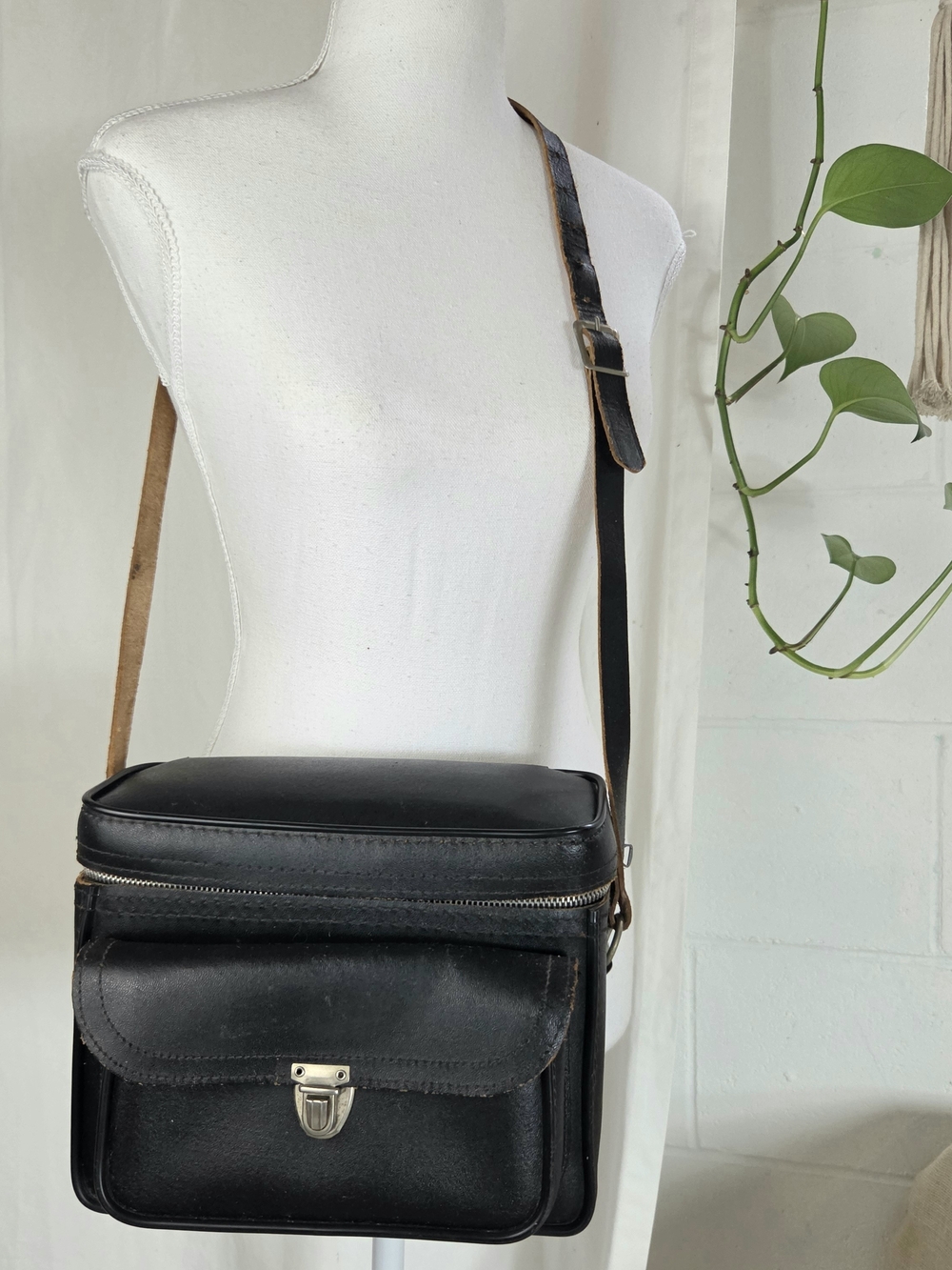 Vintage Sun Valley Black Leather Hardshell Crossbody Camera Bag